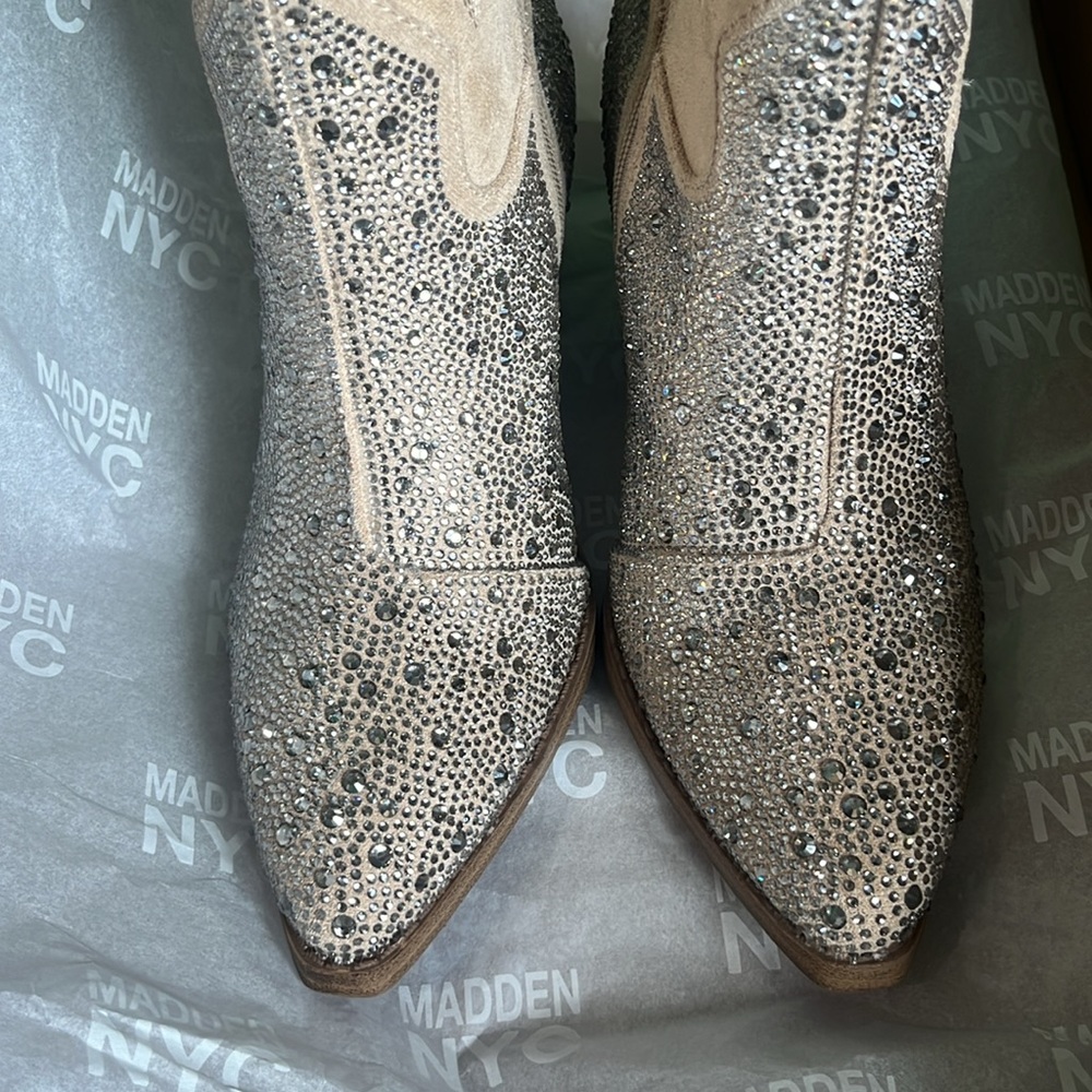 NWT boots size 6 cream color with silver - Picture 6 of 7